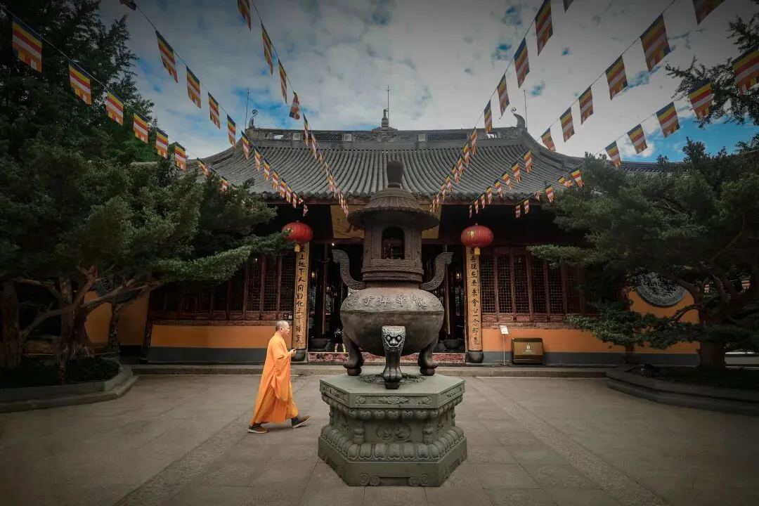 中考高考在即时,家长学子扎堆龙华,求一个马到运开-第1张图片-四季读书网