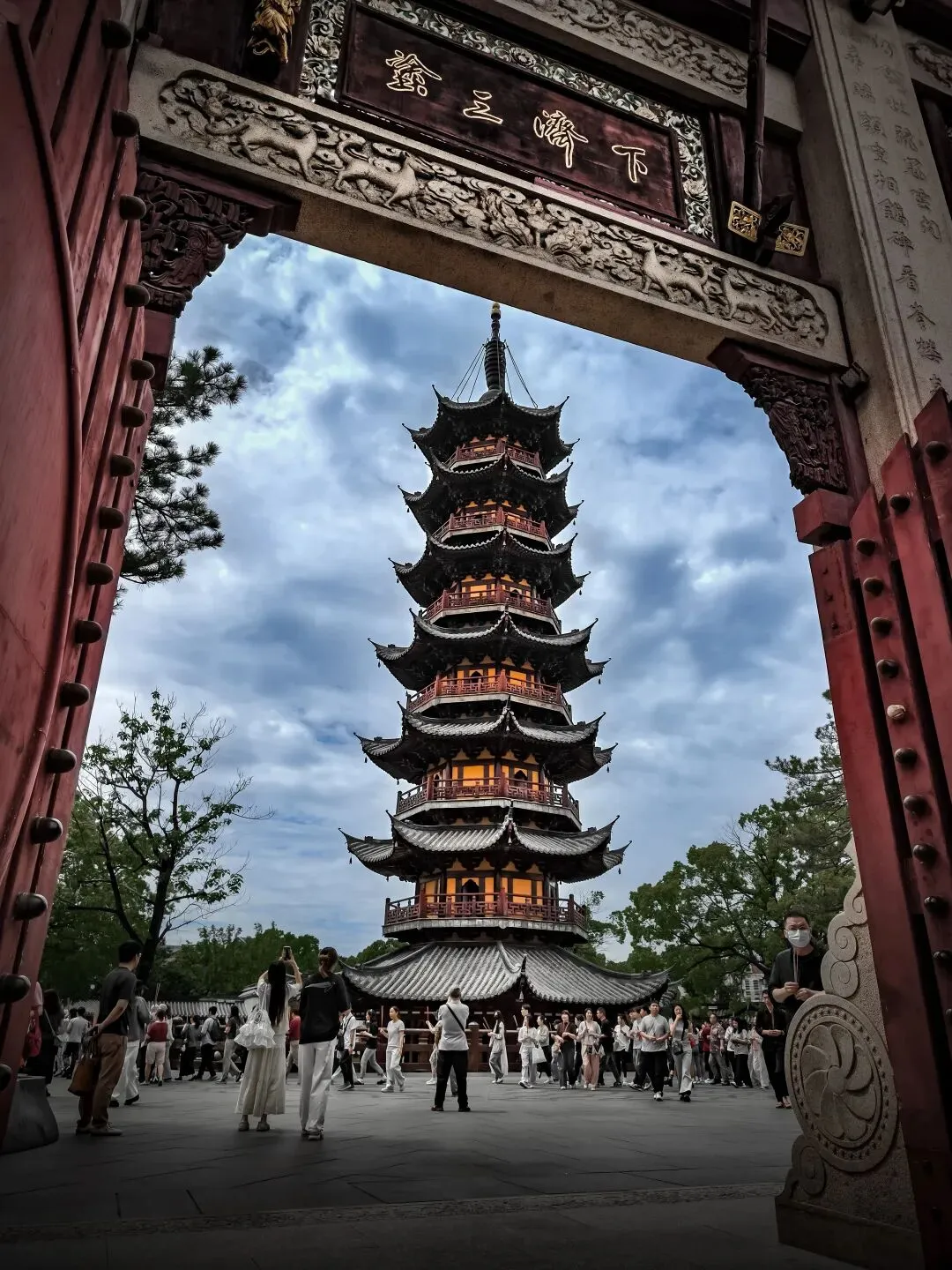 中考高考在即时,家长学子扎堆龙华,求一个马到运开-第2张图片-四季读书网