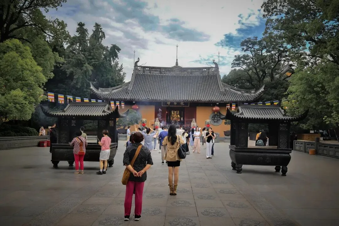 中考高考在即时,家长学子扎堆龙华,求一个马到运开-第3张图片-四季读书网
