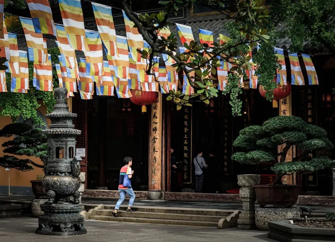 中考高考在即时,家长学子扎堆龙华,求一个马到运开-第4张图片-四季读书网