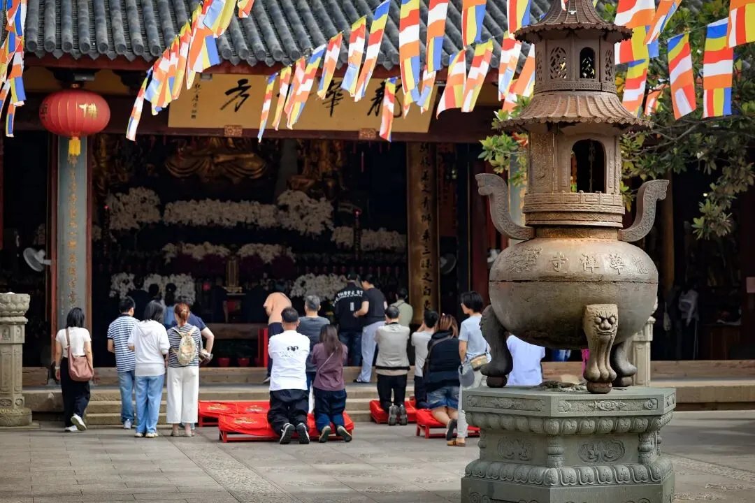 中考高考在即时,家长学子扎堆龙华,求一个马到运开-第5张图片-四季读书网