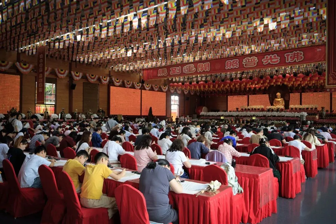 中考高考在即时,家长学子扎堆龙华,求一个马到运开-第7张图片-四季读书网