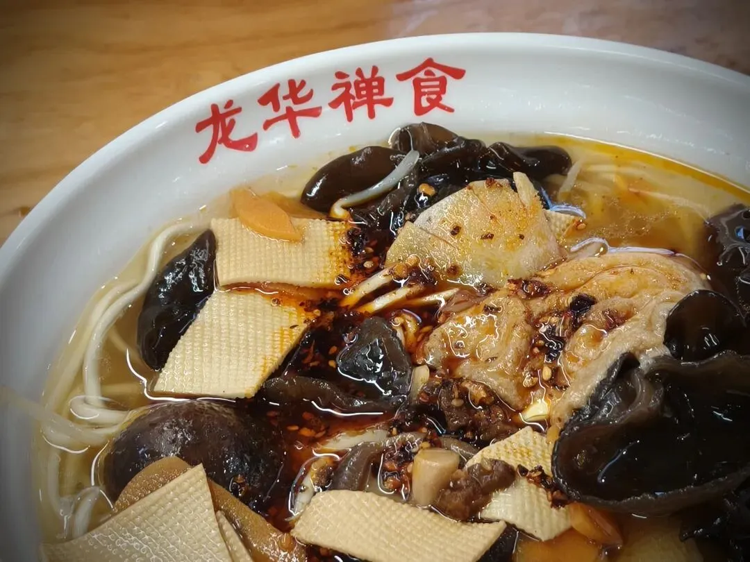 中考高考在即时,家长学子扎堆龙华,求一个马到运开-第9张图片-四季读书网