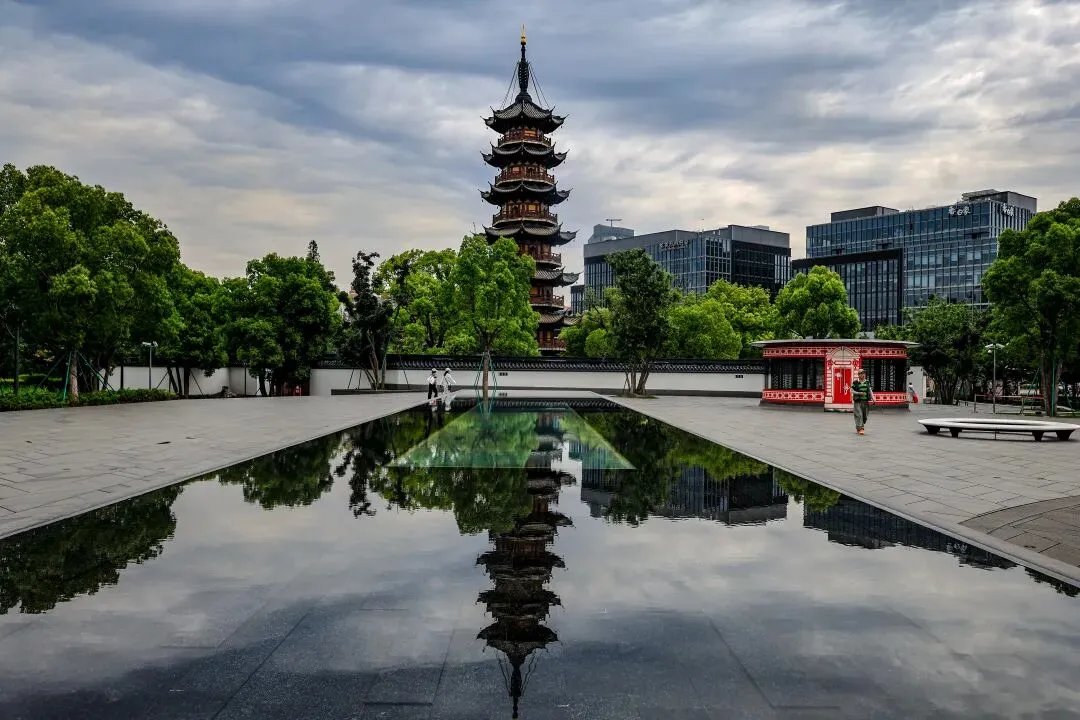 中考高考在即时,家长学子扎堆龙华,求一个马到运开-第10张图片-四季读书网