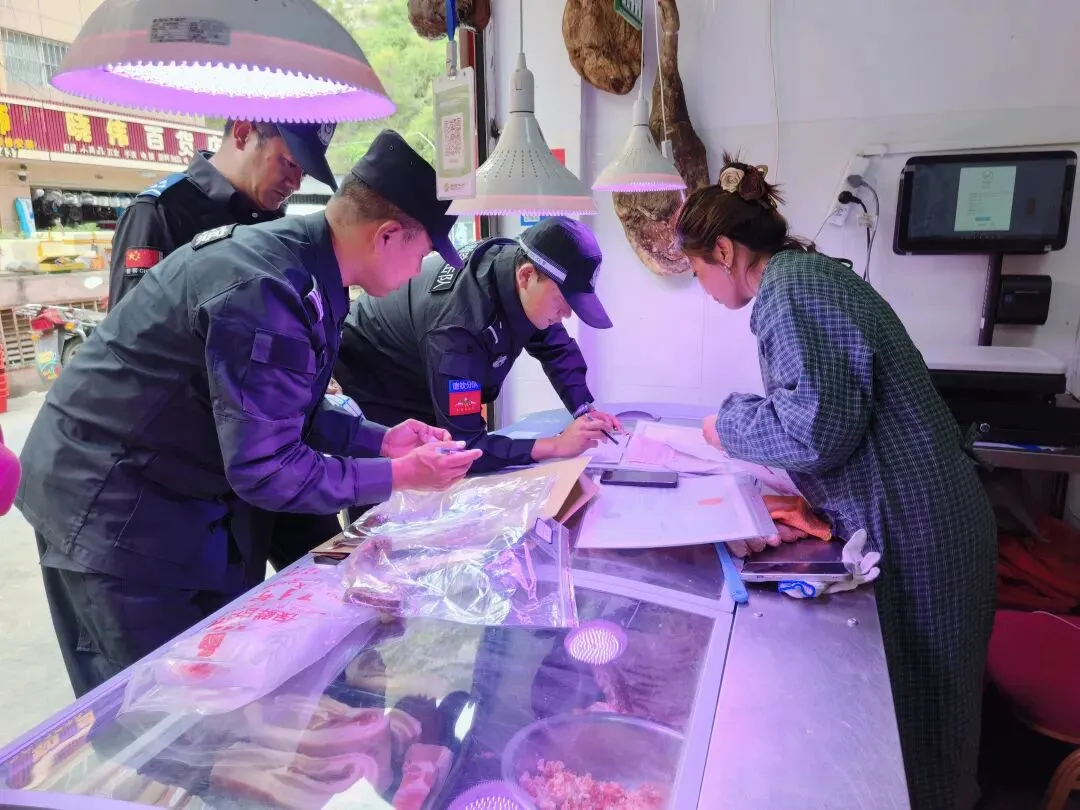 护航中考 守牢食安关——多部门联合开展校园周边肉制品食品安全专项检查-第3张图片-四季读书网 护航中考 守牢食安关——多部门联合开展校园周边肉制品食品安全专项检查-第3张图片-四季读书网