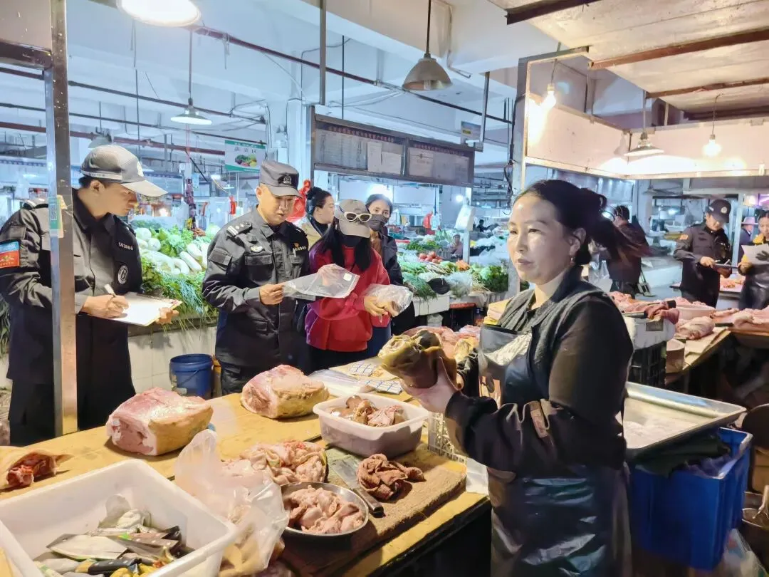 护航中考 守牢食安关——多部门联合开展校园周边肉制品食品安全专项检查-第4张图片-四季读书网 护航中考 守牢食安关——多部门联合开展校园周边肉制品食品安全专项检查-第4张图片-四季读书网