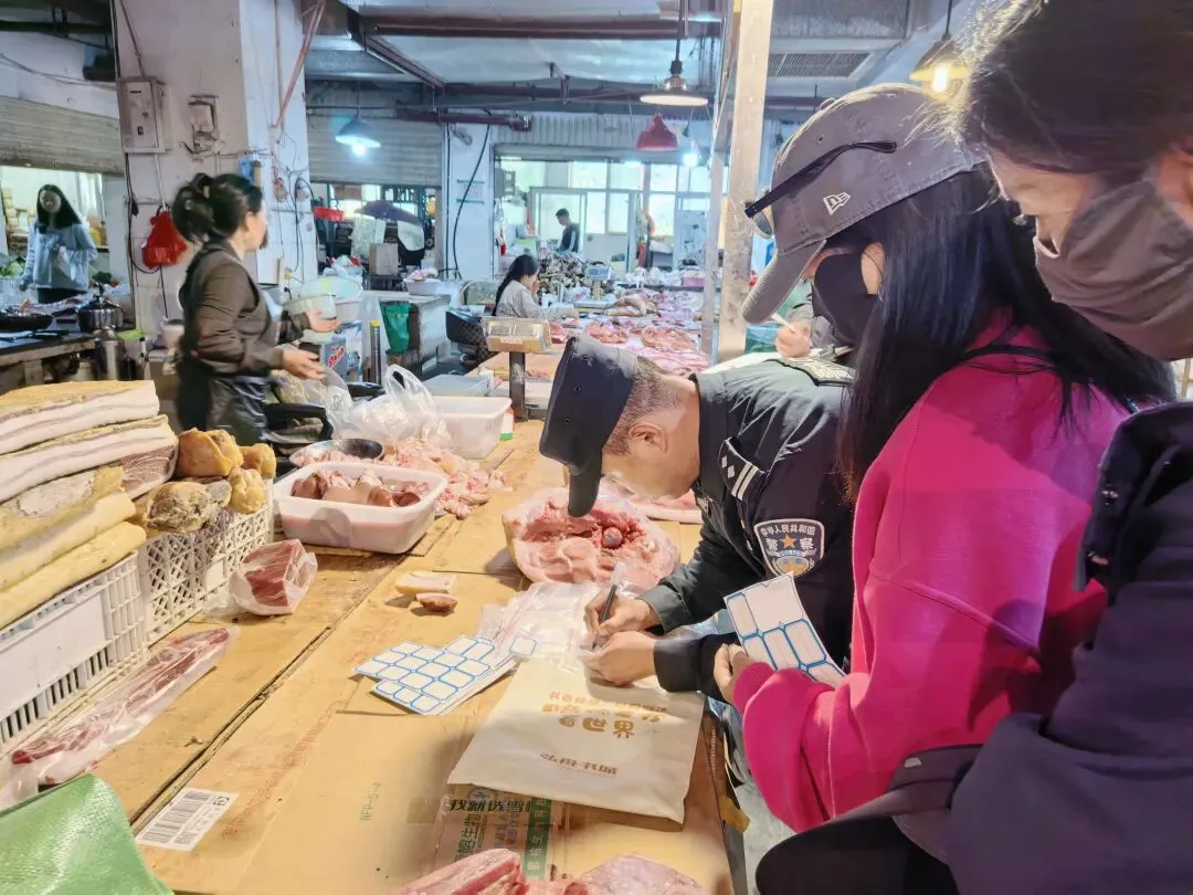 护航中考 守牢食安关——多部门联合开展校园周边肉制品食品安全专项检查-第5张图片-四季读书网 护航中考 守牢食安关——多部门联合开展校园周边肉制品食品安全专项检查-第5张图片-四季读书网