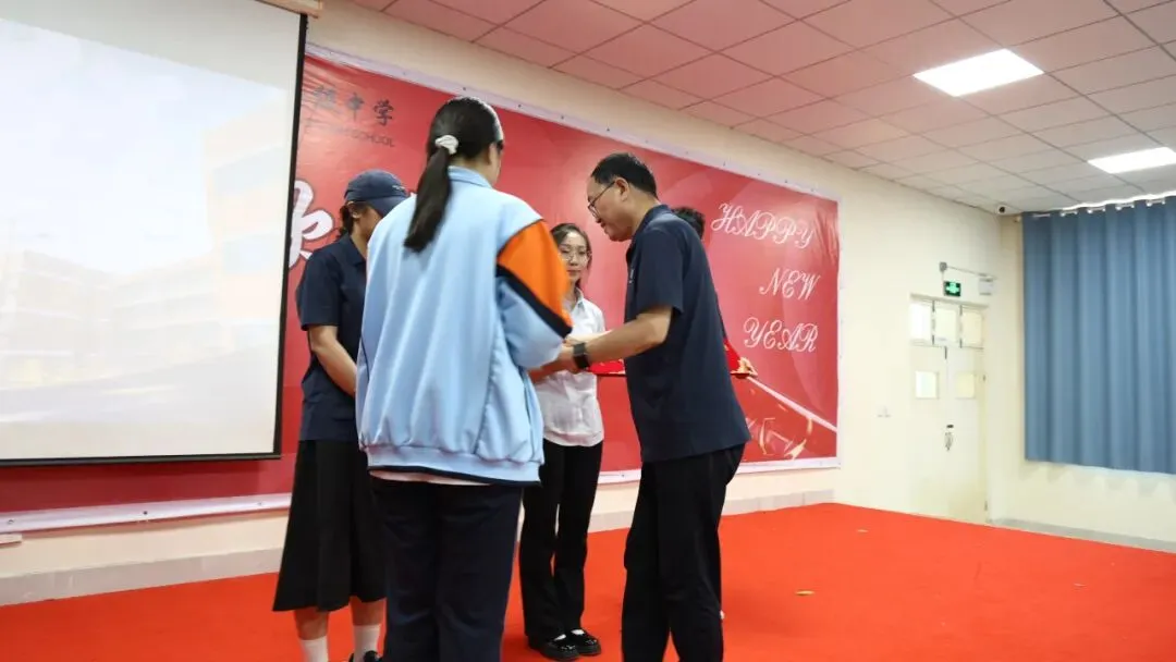 青春逐梦,亮剑今朝|长清中新双语高级中学模拟合格考表彰暨学业水平誓师大会燃情召开-第10张图片-四季读书网 青春逐梦,亮剑今朝|长清中新双语高级中学模拟合格考表彰暨学业水平誓师大会燃情召开-第10张图片-四季读书网