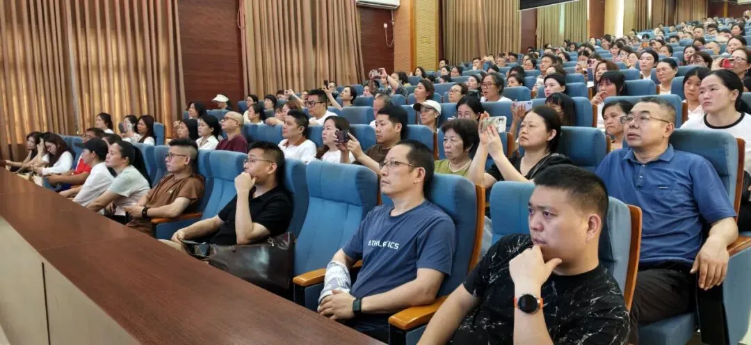 科学填报志愿,全力冲刺中考|我校初三年级家长会圆满召开-第4张图片-四季读书网 科学填报志愿,全力冲刺中考|我校初三年级家长会圆满召开-第4张图片-四季读书网