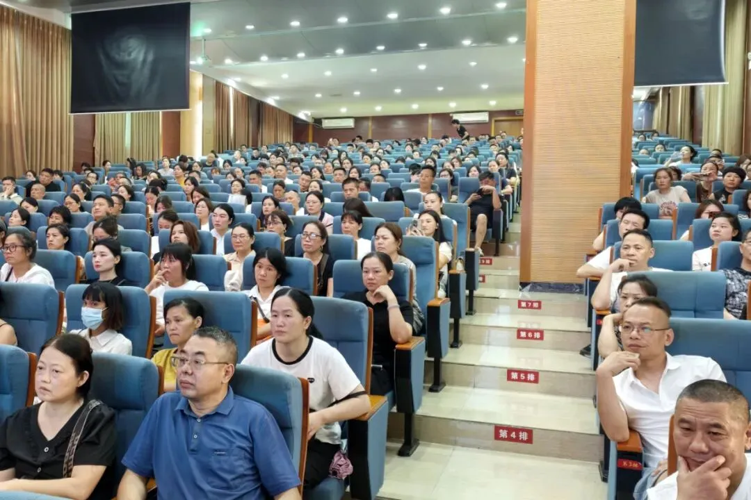 科学填报志愿,全力冲刺中考|我校初三年级家长会圆满召开-第5张图片-四季读书网 科学填报志愿,全力冲刺中考|我校初三年级家长会圆满召开-第5张图片-四季读书网