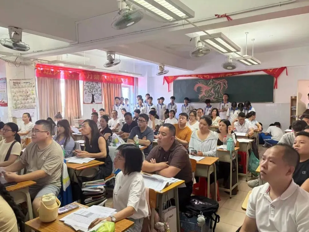 科学填报志愿,全力冲刺中考|我校初三年级家长会圆满召开-第7张图片-四季读书网 科学填报志愿,全力冲刺中考|我校初三年级家长会圆满召开-第7张图片-四季读书网