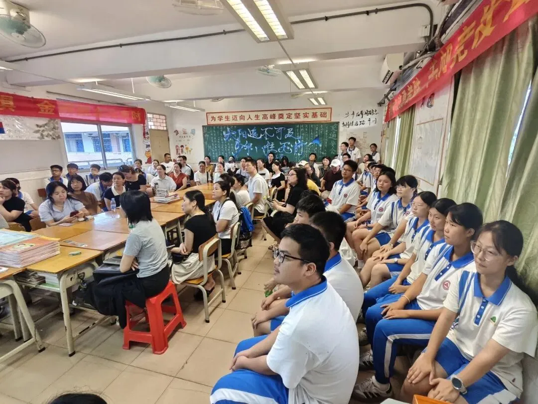 科学填报志愿,全力冲刺中考|我校初三年级家长会圆满召开-第11张图片-四季读书网 科学填报志愿,全力冲刺中考|我校初三年级家长会圆满召开-第11张图片-四季读书网