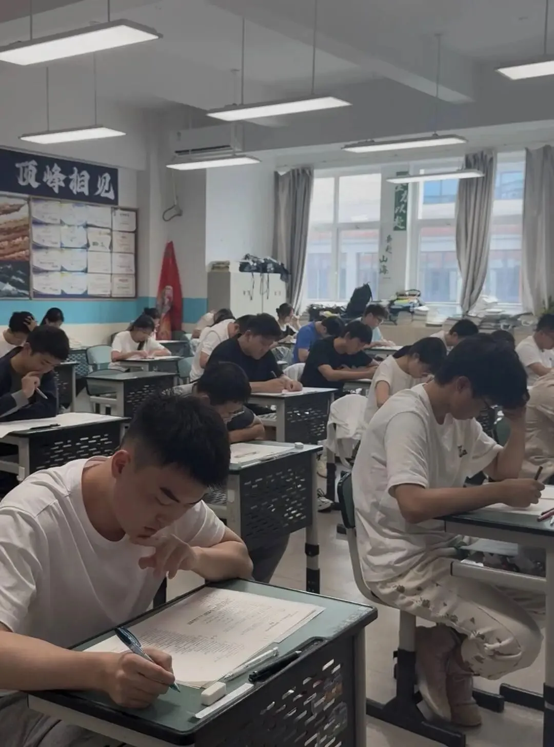 高三试卷上,原本压轴大题的位置,留下了各科老师的“心里话”!化学老师用谐音梗为学生加油-第2张图片-四季读书网