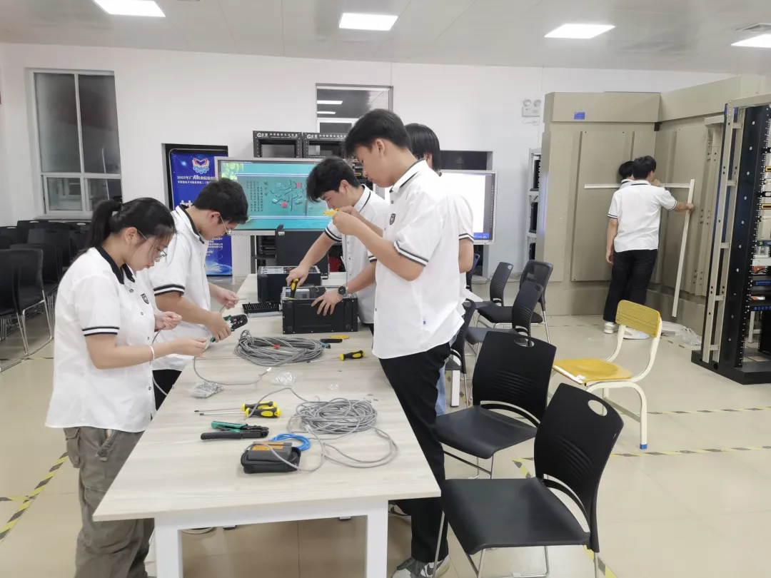 中考落榜不用愁!自治区双优公办,广西第一工业学校,男女专属专业任选-第1张图片-四季读书网