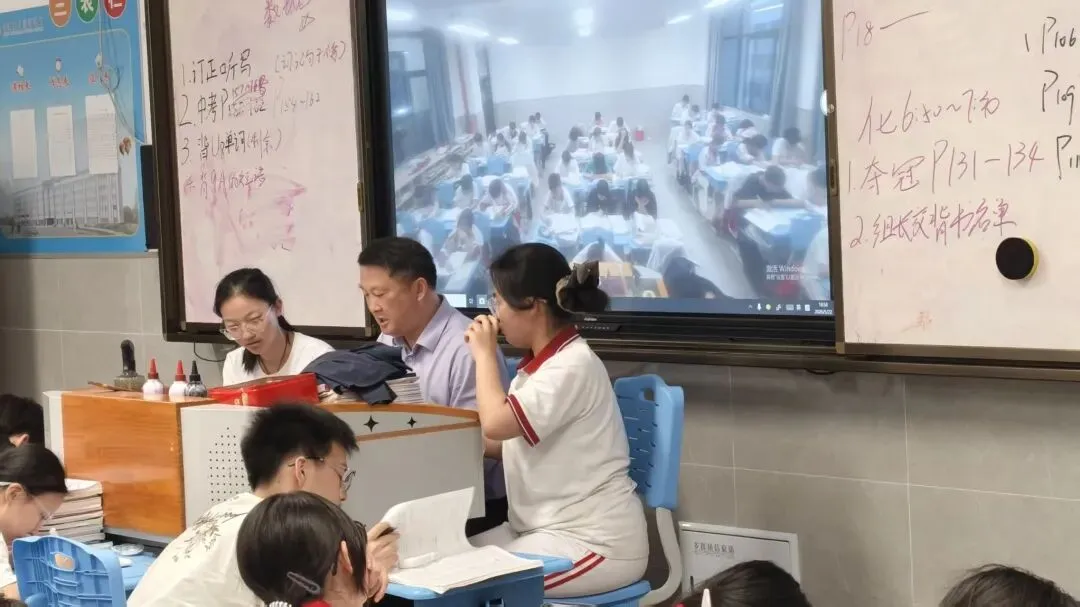 灯火护航中考 师爱点亮前程——我校初三教师摆摊答疑暖心纪实-第3张图片-四季读书网