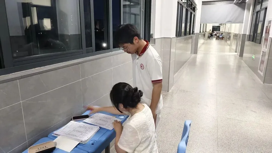 灯火护航中考 师爱点亮前程——我校初三教师摆摊答疑暖心纪实-第4张图片-四季读书网