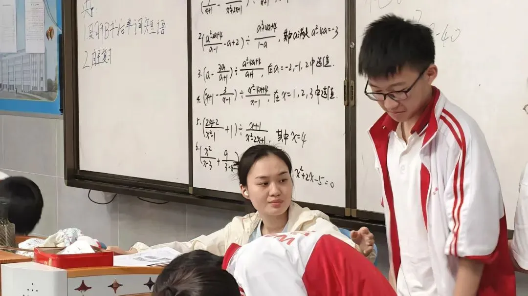 灯火护航中考 师爱点亮前程——我校初三教师摆摊答疑暖心纪实-第5张图片-四季读书网