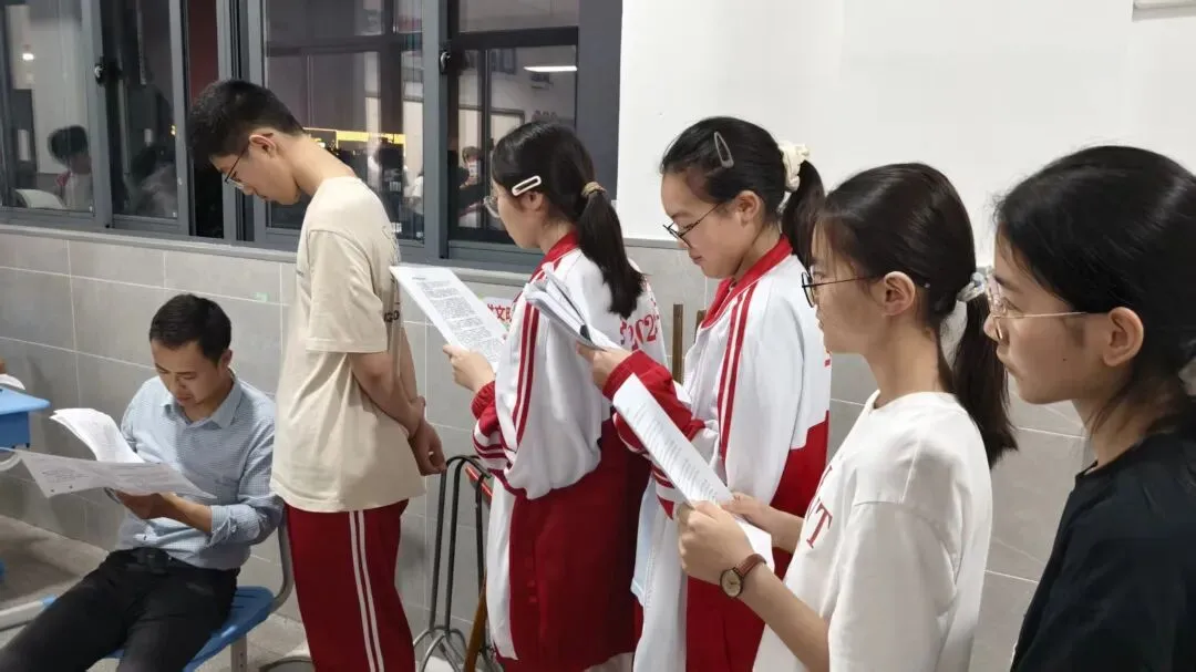 灯火护航中考 师爱点亮前程——我校初三教师摆摊答疑暖心纪实-第6张图片-四季读书网