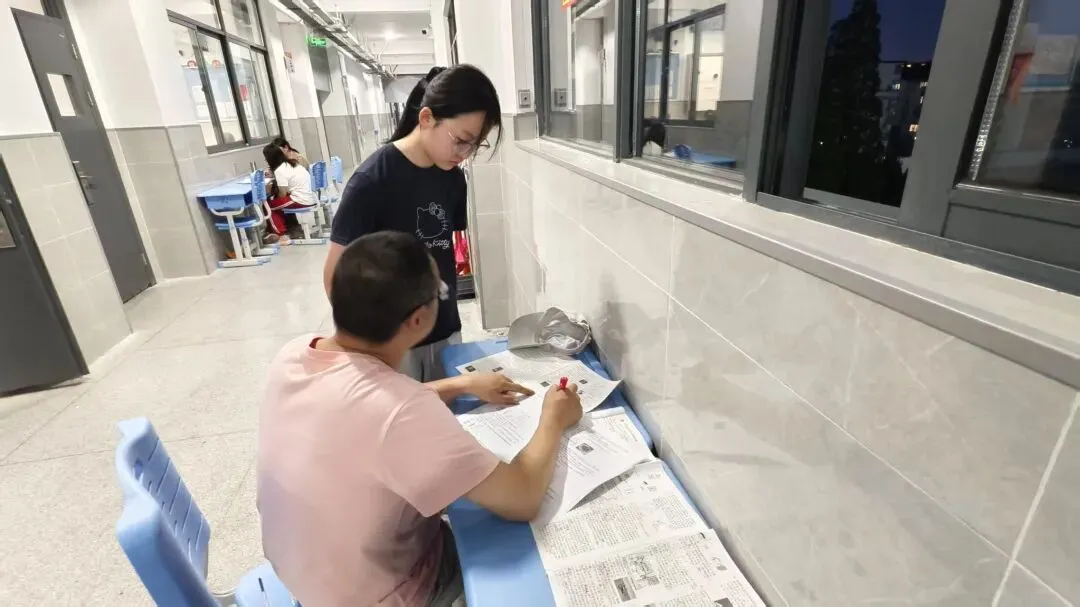 灯火护航中考 师爱点亮前程——我校初三教师摆摊答疑暖心纪实-第7张图片-四季读书网