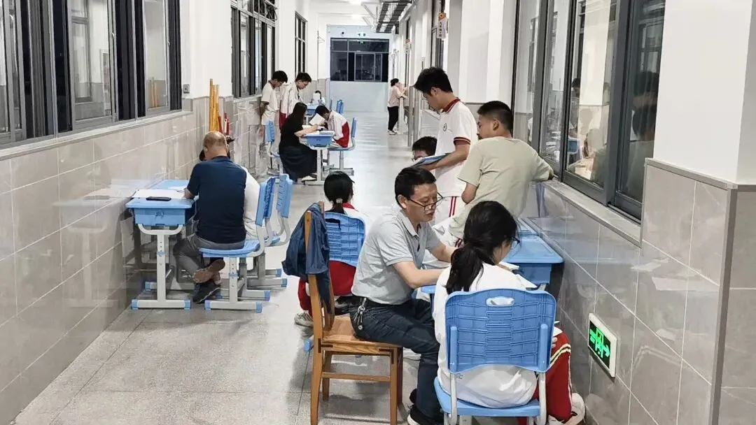 灯火护航中考 师爱点亮前程——我校初三教师摆摊答疑暖心纪实-第8张图片-四季读书网