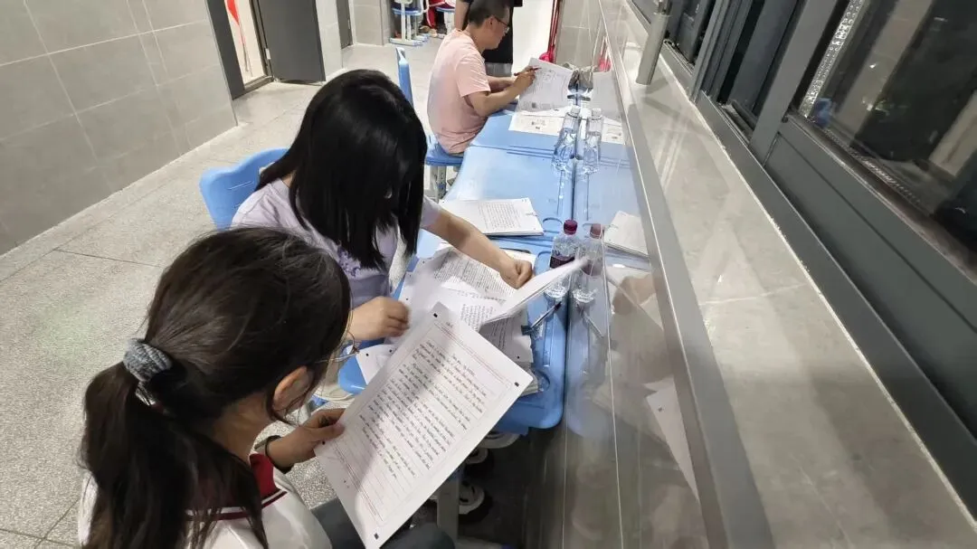 灯火护航中考 师爱点亮前程——我校初三教师摆摊答疑暖心纪实-第9张图片-四季读书网