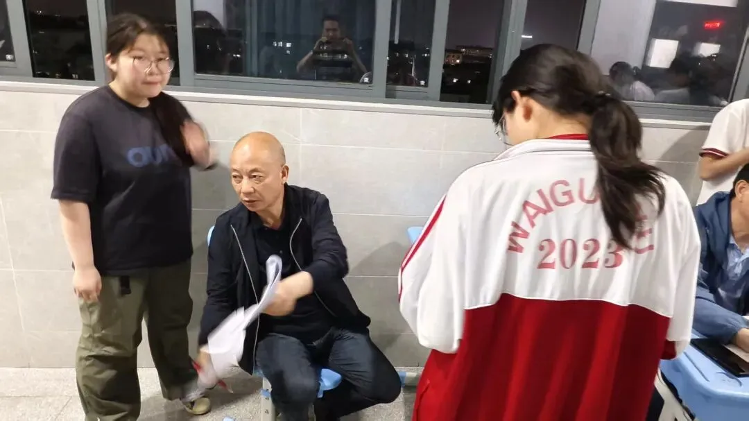 灯火护航中考 师爱点亮前程——我校初三教师摆摊答疑暖心纪实-第10张图片-四季读书网