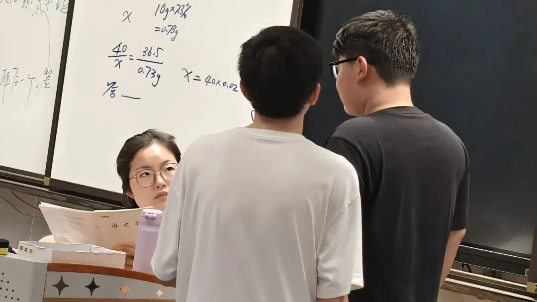 灯火护航中考 师爱点亮前程——我校初三教师摆摊答疑暖心纪实-第11张图片-四季读书网
