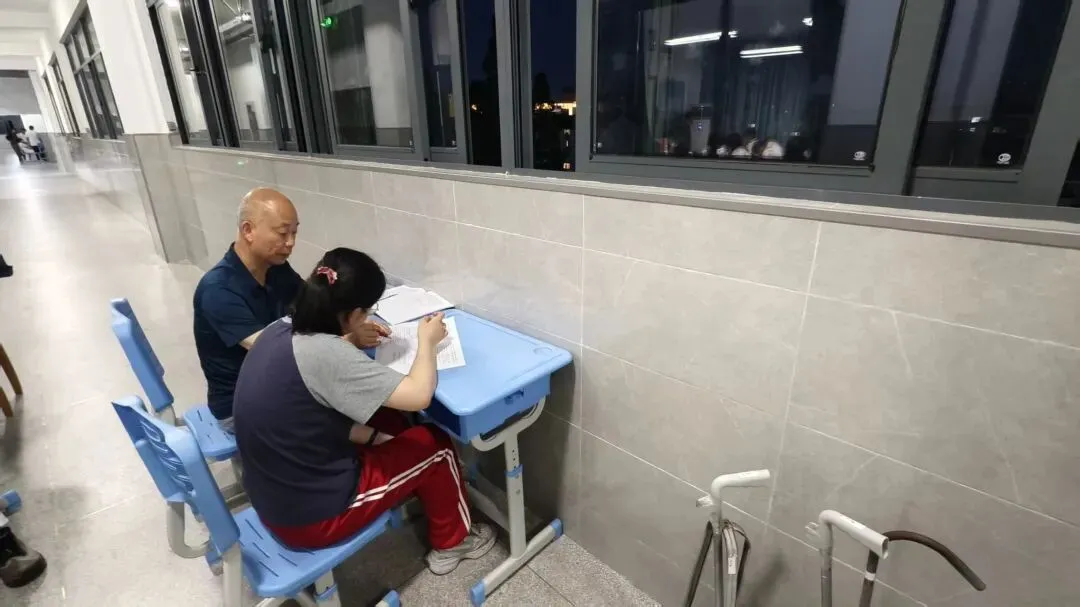 灯火护航中考 师爱点亮前程——我校初三教师摆摊答疑暖心纪实-第12张图片-四季读书网