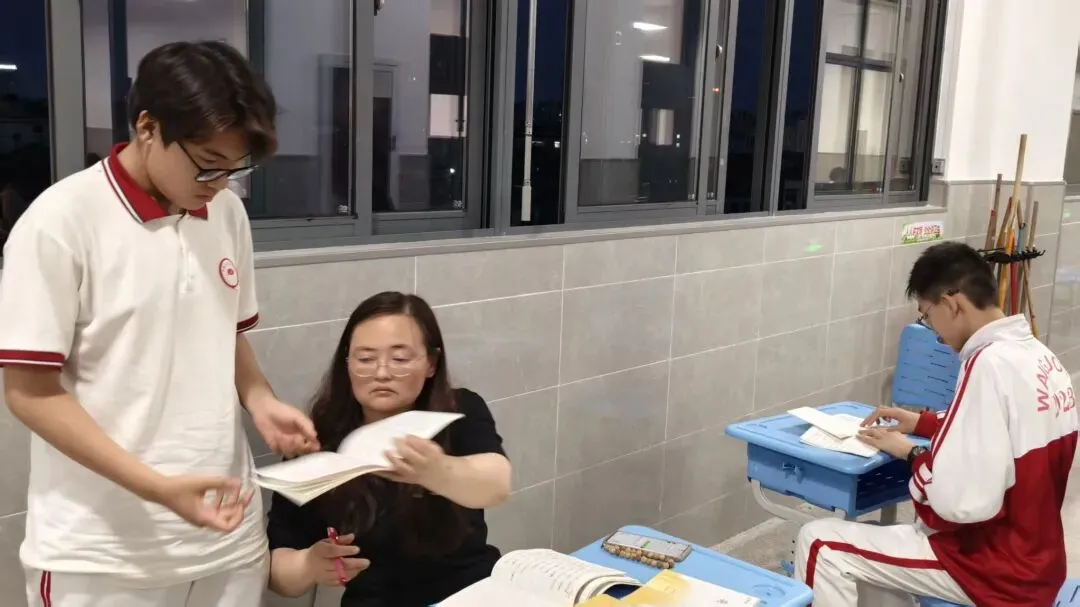 灯火护航中考 师爱点亮前程——我校初三教师摆摊答疑暖心纪实-第13张图片-四季读书网