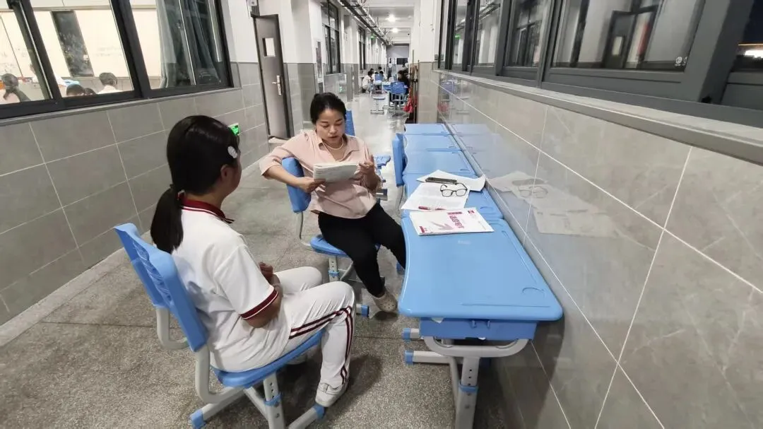 灯火护航中考 师爱点亮前程——我校初三教师摆摊答疑暖心纪实-第14张图片-四季读书网