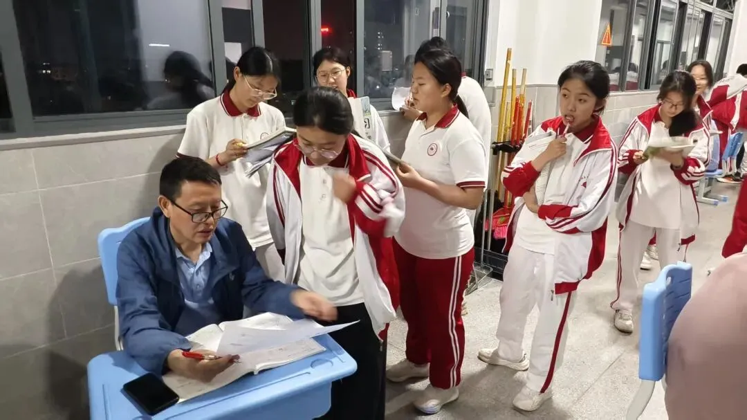 灯火护航中考 师爱点亮前程——我校初三教师摆摊答疑暖心纪实-第15张图片-四季读书网
