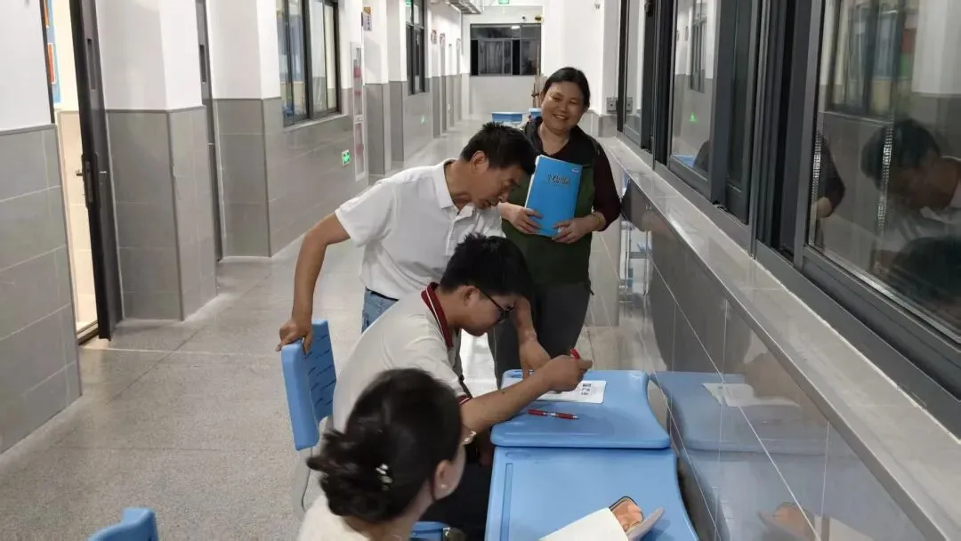 灯火护航中考 师爱点亮前程——我校初三教师摆摊答疑暖心纪实-第16张图片-四季读书网