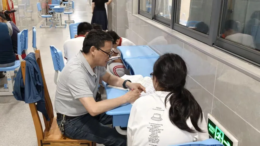 灯火护航中考 师爱点亮前程——我校初三教师摆摊答疑暖心纪实-第18张图片-四季读书网