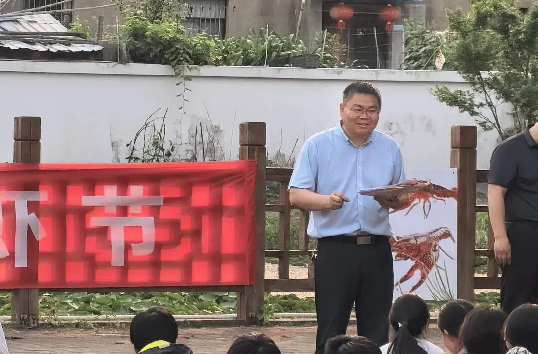 解压释负暖校园,凝心聚力迎中考——程桥初中九年级“和畅”龙虾节圆满举行-第34张图片-四季读书网