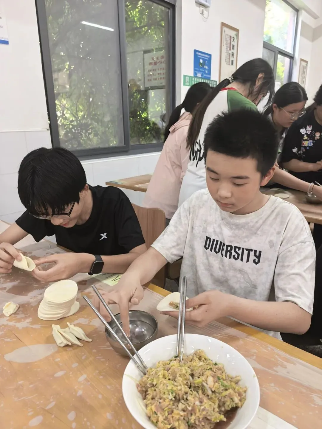 解压释负暖校园,凝心聚力迎中考——程桥初中九年级“和畅”龙虾节圆满举行-第40张图片-四季读书网