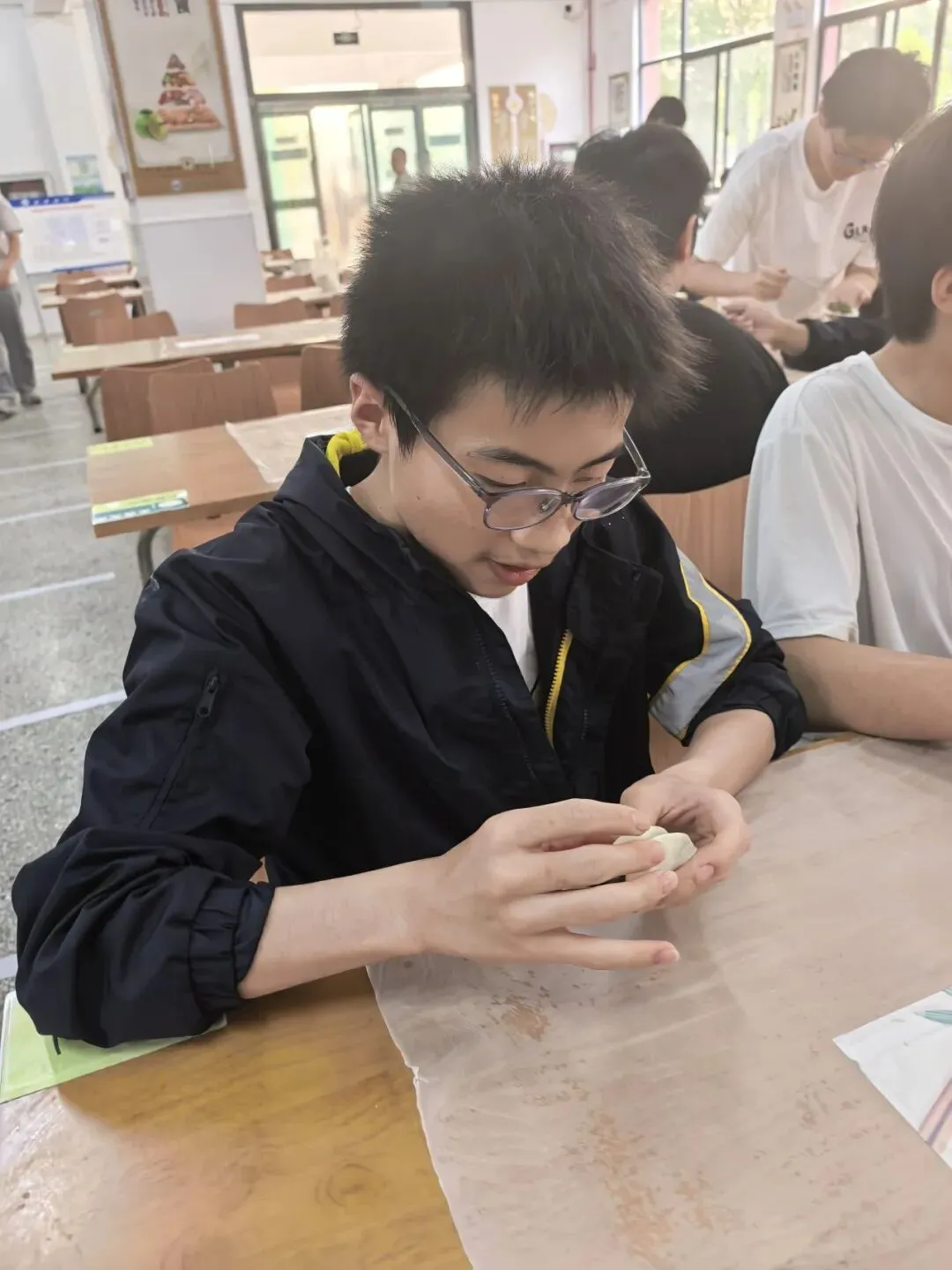 解压释负暖校园,凝心聚力迎中考——程桥初中九年级“和畅”龙虾节圆满举行-第41张图片-四季读书网