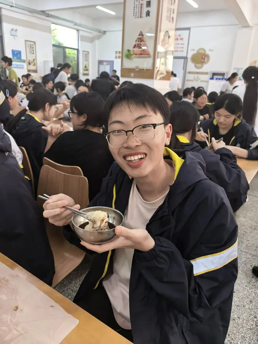 解压释负暖校园,凝心聚力迎中考——程桥初中九年级“和畅”龙虾节圆满举行-第50张图片-四季读书网