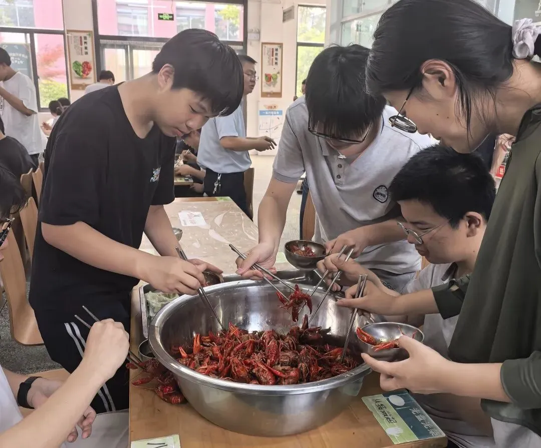 解压释负暖校园,凝心聚力迎中考——程桥初中九年级“和畅”龙虾节圆满举行-第52张图片-四季读书网