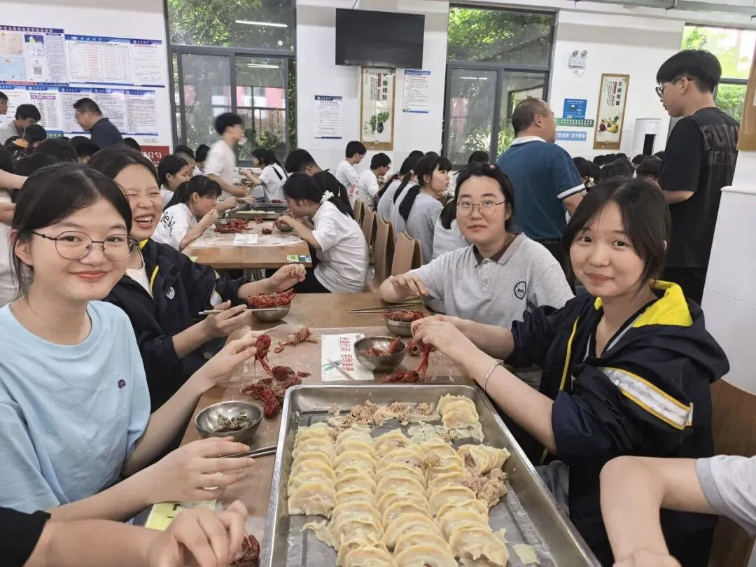 解压释负暖校园,凝心聚力迎中考——程桥初中九年级“和畅”龙虾节圆满举行-第53张图片-四季读书网