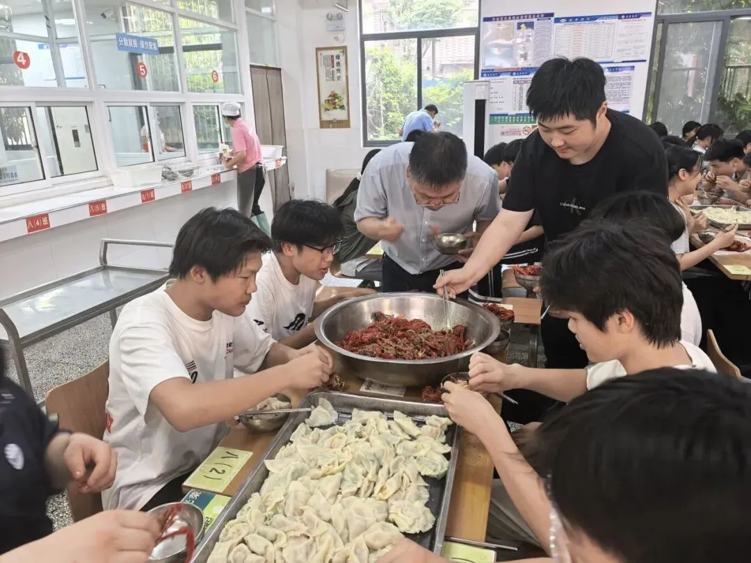 解压释负暖校园,凝心聚力迎中考——程桥初中九年级“和畅”龙虾节圆满举行-第54张图片-四季读书网