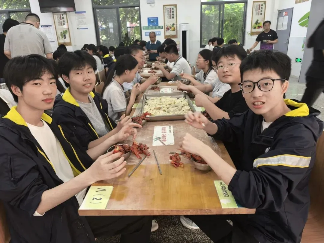 解压释负暖校园,凝心聚力迎中考——程桥初中九年级“和畅”龙虾节圆满举行-第55张图片-四季读书网