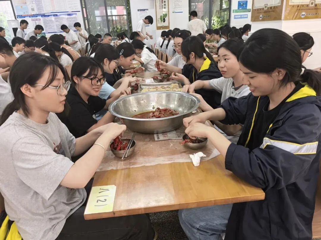 解压释负暖校园,凝心聚力迎中考——程桥初中九年级“和畅”龙虾节圆满举行-第56张图片-四季读书网