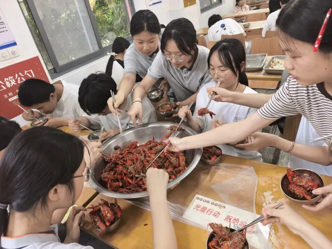 解压释负暖校园,凝心聚力迎中考——程桥初中九年级“和畅”龙虾节圆满举行-第58张图片-四季读书网