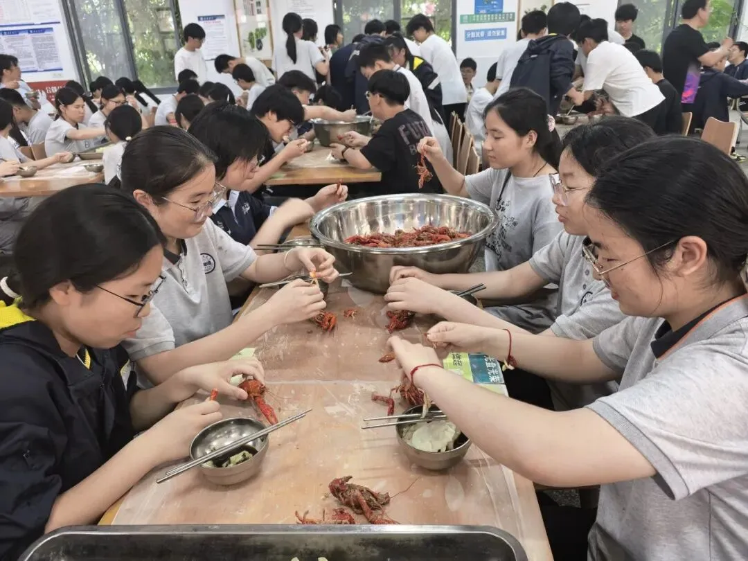 解压释负暖校园,凝心聚力迎中考——程桥初中九年级“和畅”龙虾节圆满举行-第59张图片-四季读书网