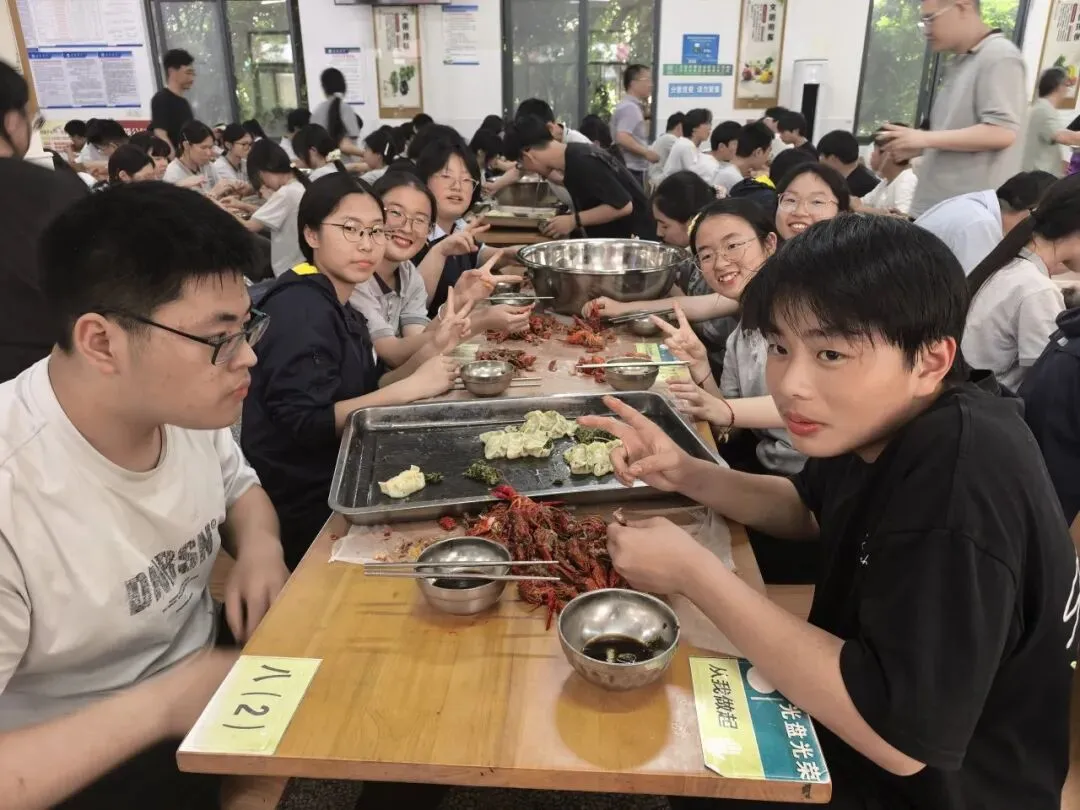 解压释负暖校园,凝心聚力迎中考——程桥初中九年级“和畅”龙虾节圆满举行-第62张图片-四季读书网