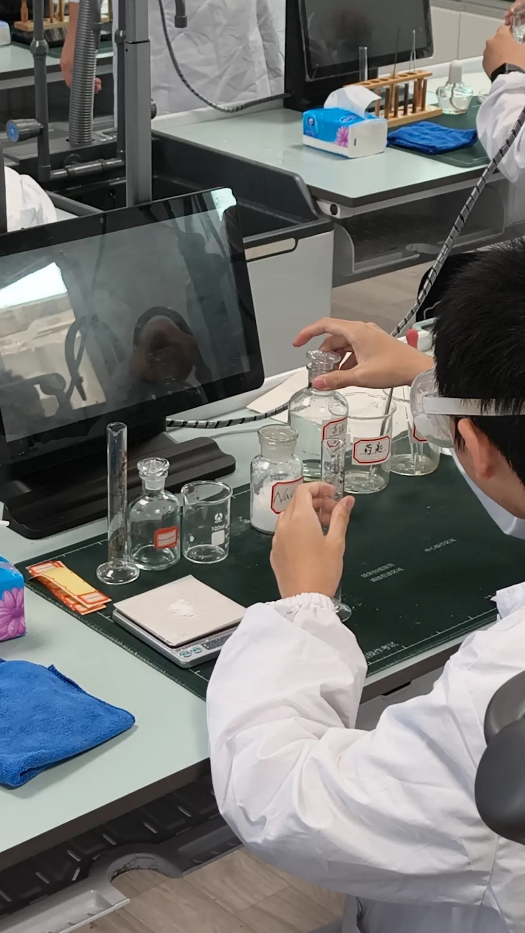 20分差距!实验操作考试或成中考复读生弱项?-第2张图片-四季读书网