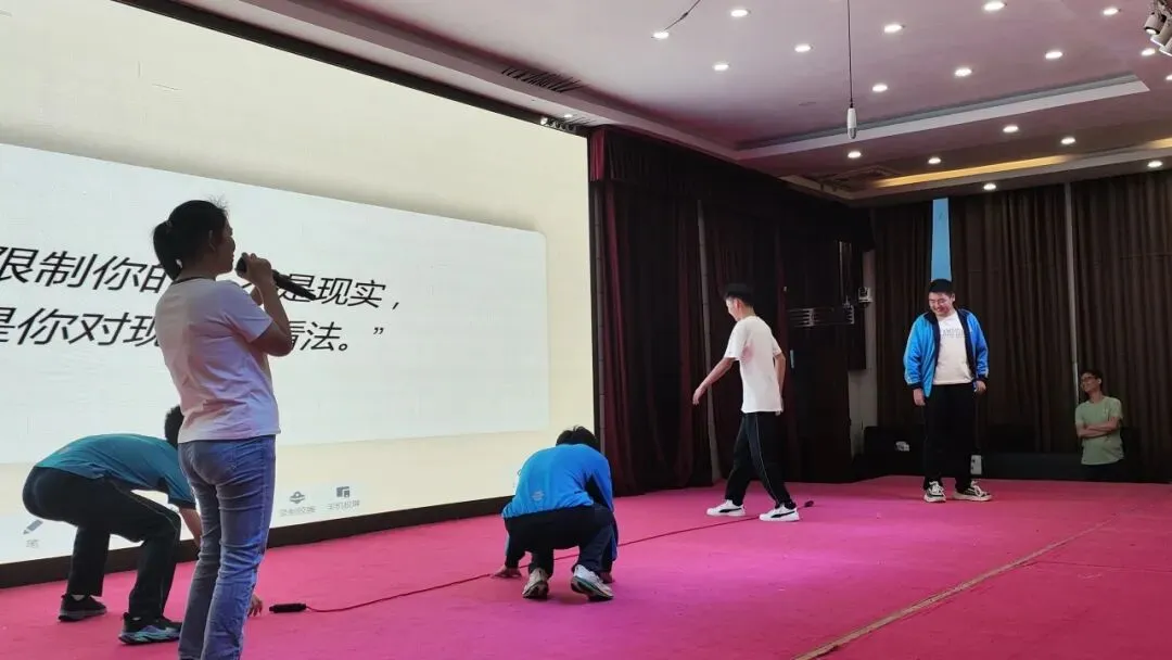 减压赋能迎中考,阳光心态赴征程——紫云二中举办中考考前心理减压专题讲座-第22张图片-四季读书网