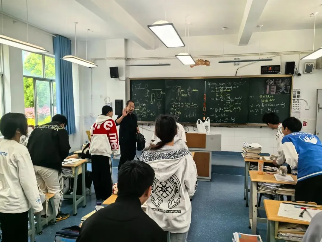 名师送教进课堂,精准赋能备中考 ——盘龙区物理教研员及学科专家莅临我校开展专项教研送教活动-第30张图片-四季读书网