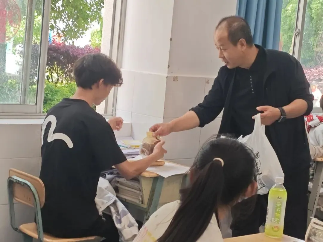 名师送教进课堂,精准赋能备中考 ——盘龙区物理教研员及学科专家莅临我校开展专项教研送教活动-第31张图片-四季读书网