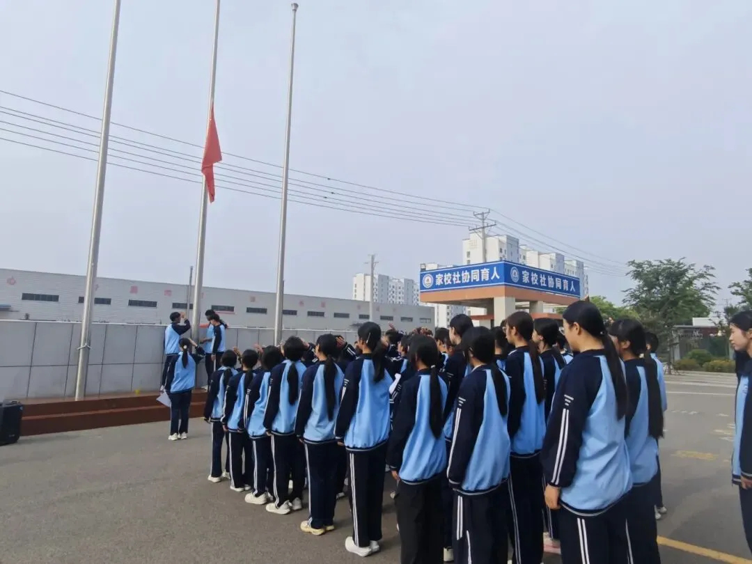 一旗一誓立宏志,一拼一博赢中考——沂南县汶河实验学校九(2)班级升旗仪式-第16张图片-四季读书网
